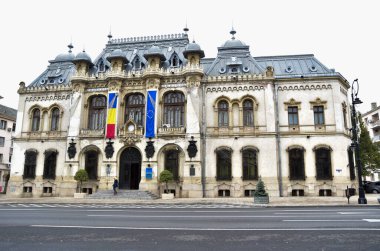 Craiova 'nın tarihi merkezi 15. yüzyıldan 19. yüzyıla kadar uzanan tarihi yapıları içerir. Tüm bu eski binalar, 20. yüzyılda inşa edilen diğer binaların modern tarzıyla birleşir.