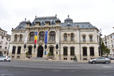 Craiova 'nın tarihi merkezi 15. yüzyıldan 19. yüzyıla kadar uzanan tarihi yapıları içerir. Tüm bu eski binalar, 20. yüzyılda inşa edilen diğer binaların modern tarzıyla birleşir.