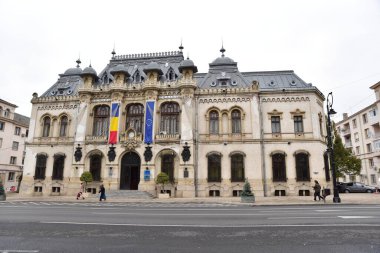 Craiova 'nın tarihi merkezi 15. yüzyıldan 19. yüzyıla kadar uzanan tarihi yapıları içerir. Tüm bu eski binalar, 20. yüzyılda inşa edilen diğer binaların modern tarzıyla birleşir.