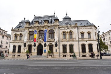 Craiova 'nın tarihi merkezi 15. yüzyıldan 19. yüzyıla kadar uzanan tarihi yapıları içerir. Tüm bu eski binalar, 20. yüzyılda inşa edilen diğer binaların modern tarzıyla birleşir.