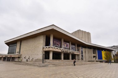 Craiova 'nın tarihi merkezi 15. yüzyıldan 19. yüzyıla kadar uzanan tarihi yapıları içerir. Tüm bu eski binalar, 20. yüzyılda inşa edilen diğer binaların modern tarzıyla birleşir.