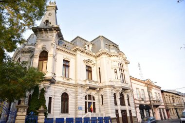 Craiova 'nın tarihi merkezi 15. yüzyıldan 19. yüzyıla kadar uzanan tarihi yapıları içerir. Tüm bu eski binalar, 20. yüzyılda inşa edilen diğer binaların modern tarzıyla birleşir.