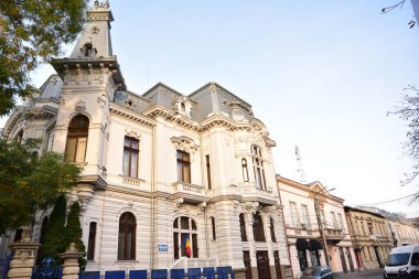 Craiova 'nın tarihi merkezi 15. yüzyıldan 19. yüzyıla kadar uzanan tarihi yapıları içerir. Tüm bu eski binalar, 20. yüzyılda inşa edilen diğer binaların modern tarzıyla birleşir.