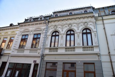 Craiova 'nın tarihi merkezi 15. yüzyıldan 19. yüzyıla kadar uzanan tarihi yapıları içerir. Tüm bu eski binalar, 20. yüzyılda inşa edilen diğer binaların modern tarzıyla birleşir.