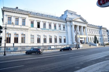 Craiova 'nın tarihi merkezi 15. yüzyıldan 19. yüzyıla kadar uzanan tarihi yapıları içerir. Tüm bu eski binalar, 20. yüzyılda inşa edilen diğer binaların modern tarzıyla birleşir.