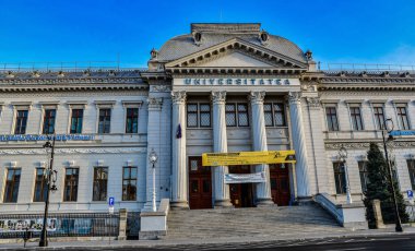 Craiova 'nın tarihi merkezi 15. yüzyıldan 19. yüzyıla kadar uzanan tarihi yapıları içerir. Tüm bu eski binalar, 20. yüzyılda inşa edilen diğer binaların modern tarzıyla birleşir.