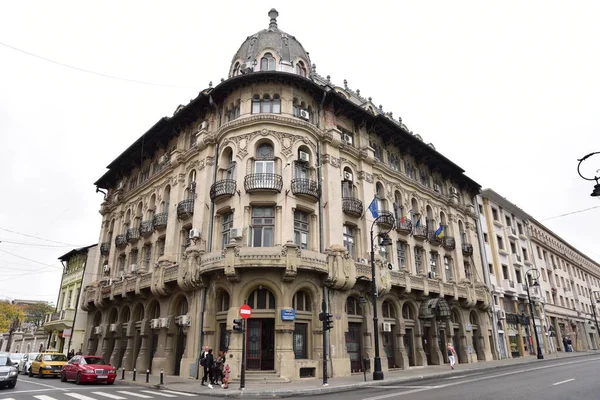 Craiova 'nın tarihi merkezi 15. yüzyıldan 19. yüzyıla kadar uzanan tarihi yapıları içerir. Tüm bu eski binalar, 20. yüzyılda inşa edilen diğer binaların modern tarzıyla birleşir.