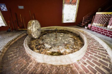 Tekila imalathanesi, Meksikalıların ananas dediği mavi agave bitkisinin kafalarından yapılan geleneksel bir Meksika alkollü içeceği olan Tekila 'nın rafine edildiği, depolandığı ve pazarlandığı yerdir.