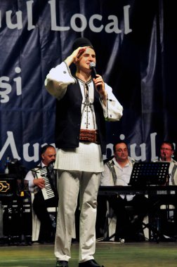 Novaci Romanya 'nın çobanları bayram günü geleneksel siyah motiflerle dikilmiş ulusal pastoral keten kumaş kostümleri giyiyorlar.