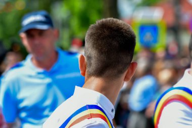 Novaci Romanya 'nın çobanları bayram günü geleneksel siyah motiflerle dikilmiş ulusal pastoral keten kumaş kostümleri giyiyorlar.