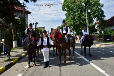 Novaci Romanya 'nın çobanları bayram günü geleneksel siyah motiflerle dikilmiş ulusal pastoral keten kumaş kostümleri giyiyorlar.