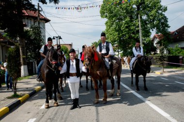 Novaci Romanya 'nın çobanları bayram günü geleneksel siyah motiflerle dikilmiş ulusal pastoral keten kumaş kostümleri giyiyorlar.