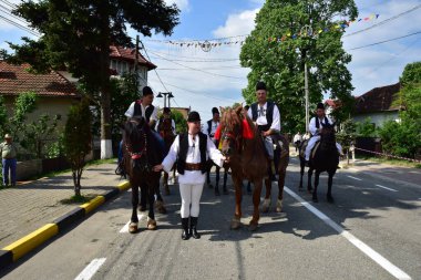 Novaci Romanya 'nın çobanları bayram günü geleneksel siyah motiflerle dikilmiş ulusal pastoral keten kumaş kostümleri giyiyorlar.