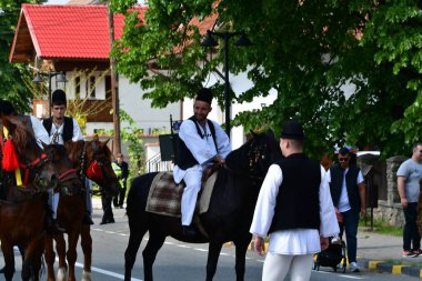 Novaci Romanya 'nın çobanları bayram günü geleneksel siyah motiflerle dikilmiş ulusal pastoral keten kumaş kostümleri giyiyorlar.