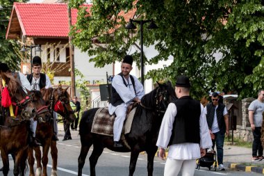 Novaci Romanya 'nın çobanları bayram günü geleneksel siyah motiflerle dikilmiş ulusal pastoral keten kumaş kostümleri giyiyorlar.