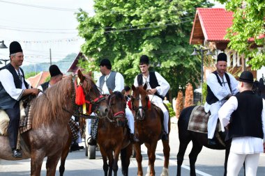 Novaci Romanya 'nın çobanları bayram günü geleneksel siyah motiflerle dikilmiş ulusal pastoral keten kumaş kostümleri giyiyorlar.