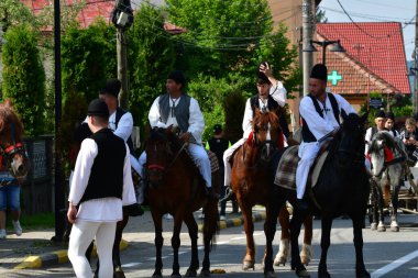 Novaci Romanya 'nın çobanları bayram günü geleneksel siyah motiflerle dikilmiş ulusal pastoral keten kumaş kostümleri giyiyorlar.