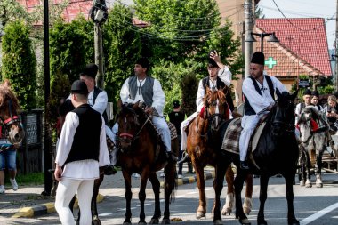 Novaci Romanya 'nın çobanları bayram günü geleneksel siyah motiflerle dikilmiş ulusal pastoral keten kumaş kostümleri giyiyorlar.