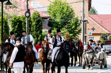 Novaci Romanya 'nın çobanları bayram günü geleneksel siyah motiflerle dikilmiş ulusal pastoral keten kumaş kostümleri giyiyorlar.