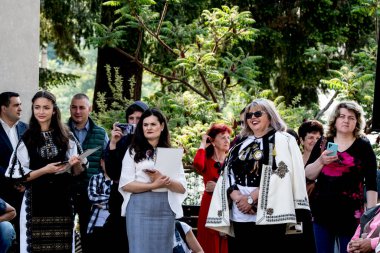 Novaci Romanya 'nın çobanları bayram günü geleneksel siyah motiflerle dikilmiş ulusal pastoral keten kumaş kostümleri giyiyorlar.