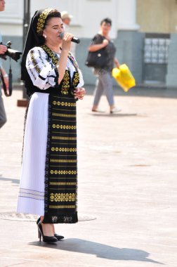 Novaci Romanya 'nın çobanları bayram günü geleneksel siyah motiflerle dikilmiş ulusal pastoral keten kumaş kostümleri giyiyorlar.