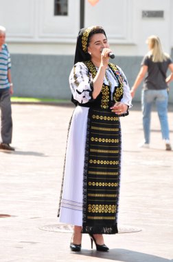 Novaci Romanya 'nın çobanları bayram günü geleneksel siyah motiflerle dikilmiş ulusal pastoral keten kumaş kostümleri giyiyorlar.
