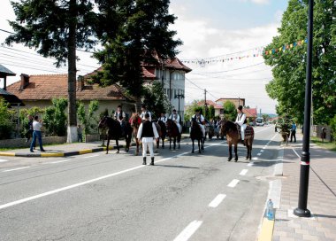 Novaci Romanya 'nın çobanları bayram günü geleneksel siyah motiflerle dikilmiş ulusal pastoral keten kumaş kostümleri giyiyorlar.