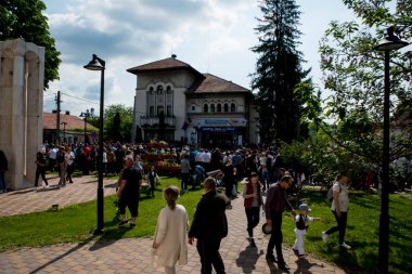Novaci Romanya 'nın çobanları bayram günü geleneksel siyah motiflerle dikilmiş ulusal pastoral keten kumaş kostümleri giyiyorlar.