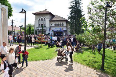 Novaci Romanya 'nın çobanları bayram günü geleneksel siyah motiflerle dikilmiş ulusal pastoral keten kumaş kostümleri giyiyorlar.