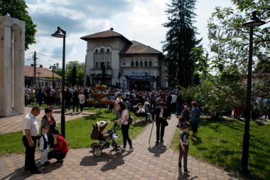 Novaci Romanya 'nın çobanları bayram günü geleneksel siyah motiflerle dikilmiş ulusal pastoral keten kumaş kostümleri giyiyorlar.