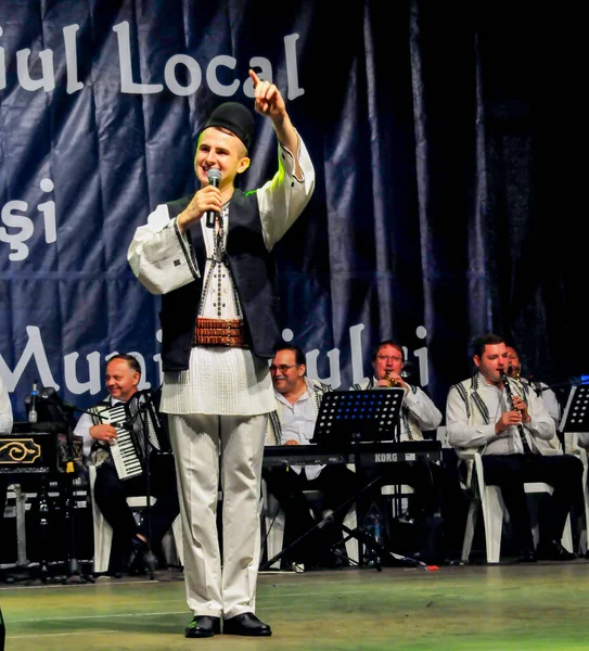 Βοσκοί Της Novaci Ρουμανίας Την Ημέρα Των Διακοπών Είναι Ντυμένοι — Φωτογραφία Αρχείου