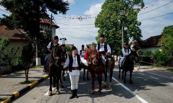 Βοσκοί Της Novaci Ρουμανίας Την Ημέρα Των Διακοπών Είναι Ντυμένοι — Φωτογραφία Αρχείου