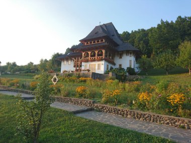 Brsana 'daki Ortodoks Manastırı, Ortodoks tarikatının geleneksel ahşap ve taş yapıları olan Maramure Valea Izei' den gelen kırmızı çiçeklerin hakim olduğu doğal alanda bulunan bir manastır kompleksi.