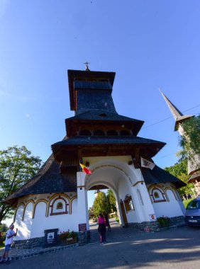 Brsana 'daki Ortodoks Manastırı, Ortodoks tarikatının geleneksel ahşap ve taş yapıları olan Maramure Valea Izei' den gelen kırmızı çiçeklerin hakim olduğu doğal alanda bulunan bir manastır kompleksi.