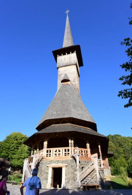 Brsana 'daki Ortodoks Manastırı, Ortodoks tarikatının geleneksel ahşap ve taş yapıları olan Maramure Valea Izei' den gelen kırmızı çiçeklerin hakim olduğu doğal alanda bulunan bir manastır kompleksi.