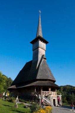 Brsana 'daki Ortodoks Manastırı, Ortodoks tarikatının geleneksel ahşap ve taş yapıları olan Maramure Valea Izei' den gelen kırmızı çiçeklerin hakim olduğu doğal alanda bulunan bir manastır kompleksi.