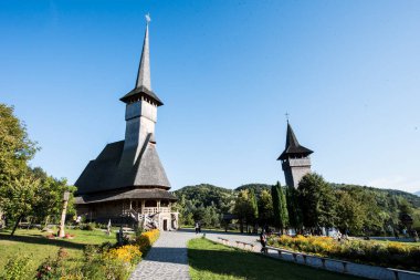 Brsana 'daki Ortodoks Manastırı, Ortodoks tarikatının geleneksel ahşap ve taş yapıları olan Maramure Valea Izei' den gelen kırmızı çiçeklerin hakim olduğu doğal alanda bulunan bir manastır kompleksi.