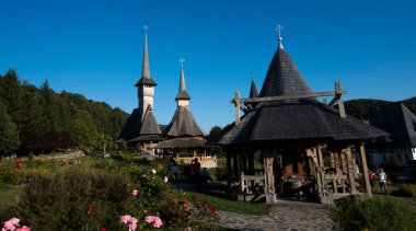 Brsana 'daki Ortodoks Manastırı, Ortodoks tarikatının geleneksel ahşap ve taş yapıları olan Maramure Valea Izei' den gelen kırmızı çiçeklerin hakim olduğu doğal alanda bulunan bir manastır kompleksi.