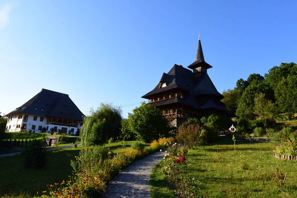 来自布尔萨的东正教修道院是一个修道院建筑群 位于自然空间 以红色花朵为主 来自东正教的传统木制和石制建筑 Maramure Valea Izei — 图库照片