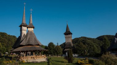 Brsana 'daki Ortodoks Manastırı, Ortodoks tarikatının geleneksel ahşap ve taş yapıları olan Maramure Valea Izei' den gelen kırmızı çiçeklerin hakim olduğu doğal alanda bulunan bir manastır kompleksi.