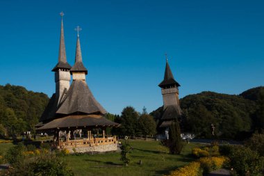 Brsana 'daki Ortodoks Manastırı, Ortodoks tarikatının geleneksel ahşap ve taş yapıları olan Maramure Valea Izei' den gelen kırmızı çiçeklerin hakim olduğu doğal alanda bulunan bir manastır kompleksi.
