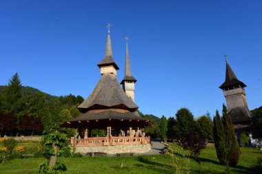 Brsana 'daki Ortodoks Manastırı, Ortodoks tarikatının geleneksel ahşap ve taş yapıları olan Maramure Valea Izei' den gelen kırmızı çiçeklerin hakim olduğu doğal alanda bulunan bir manastır kompleksi.