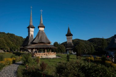 Brsana 'daki Ortodoks Manastırı, Ortodoks tarikatının geleneksel ahşap ve taş yapıları olan Maramure Valea Izei' den gelen kırmızı çiçeklerin hakim olduğu doğal alanda bulunan bir manastır kompleksi.