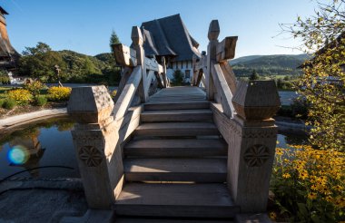 Brsana 'daki Ortodoks Manastırı, Ortodoks tarikatının geleneksel ahşap ve taş yapıları olan Maramure Valea Izei' den gelen kırmızı çiçeklerin hakim olduğu doğal alanda bulunan bir manastır kompleksi.