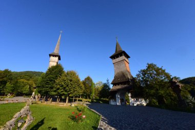 Brsana 'daki Ortodoks Manastırı, Ortodoks tarikatının geleneksel ahşap ve taş yapıları olan Maramure Valea Izei' den gelen kırmızı çiçeklerin hakim olduğu doğal alanda bulunan bir manastır kompleksi.