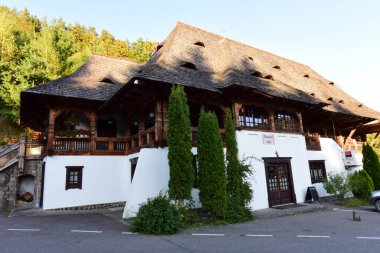 Brsana 'daki Ortodoks Manastırı, Ortodoks tarikatının geleneksel ahşap ve taş yapıları olan Maramure Valea Izei' den gelen kırmızı çiçeklerin hakim olduğu doğal alanda bulunan bir manastır kompleksi.