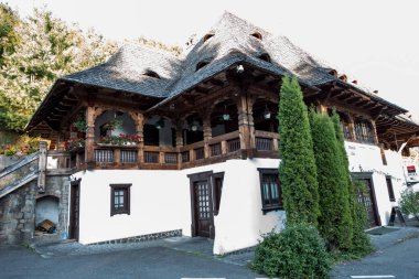 Brsana 'daki Ortodoks Manastırı, Ortodoks tarikatının geleneksel ahşap ve taş yapıları olan Maramure Valea Izei' den gelen kırmızı çiçeklerin hakim olduğu doğal alanda bulunan bir manastır kompleksi.