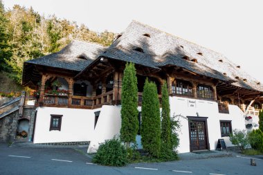 Brsana 'daki Ortodoks Manastırı, Ortodoks tarikatının geleneksel ahşap ve taş yapıları olan Maramure Valea Izei' den gelen kırmızı çiçeklerin hakim olduğu doğal alanda bulunan bir manastır kompleksi.