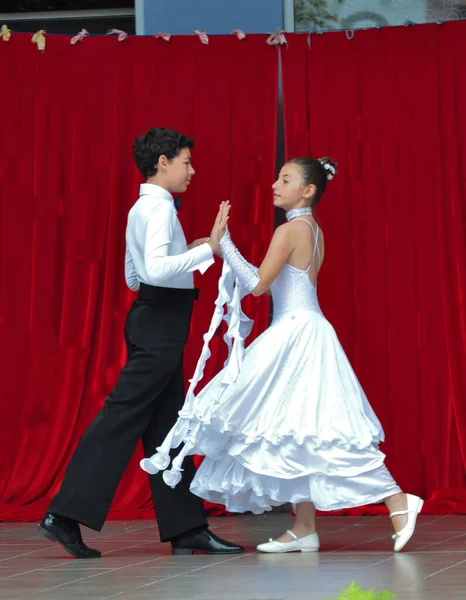 Targu Jiu Roménia Junho 2018Pares Dança Esportiva Nos Dias Cidade — Fotografia de Stock