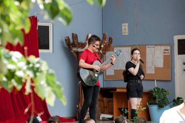 TARGU JIU, ROMANIA, JUNE 01, 2018, TARGU JIU şehir günlerinde Romen folk şarkıcıları, akreditasyon gerektirmeyen halk etkinliği Amerikan folklorundan gelen bir akıntı